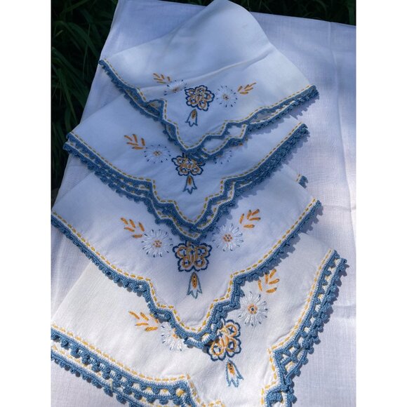 Vintage 1950s Cotton Card Table Tablecloth Napkin set Embroidery Floral - Picture 7 of 16